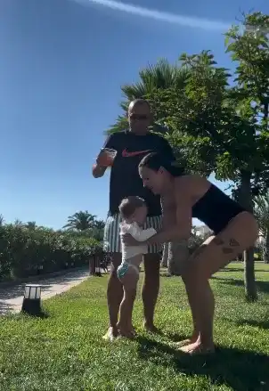 Ивет Лалова учи бебето на танци