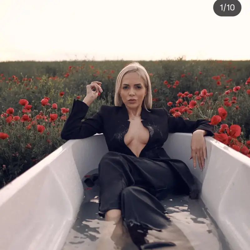 Жанета Осипова се къпе с дрехи сред полето