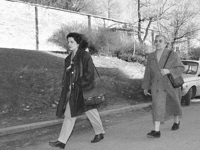 Кака Жени и баба Катя не изоставят Тошко Славков в ареста УНИКАЛНИ СНИМКИ