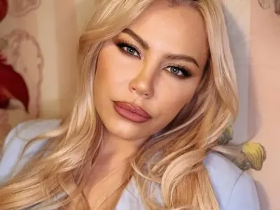 Камелия показа дома си с басейн