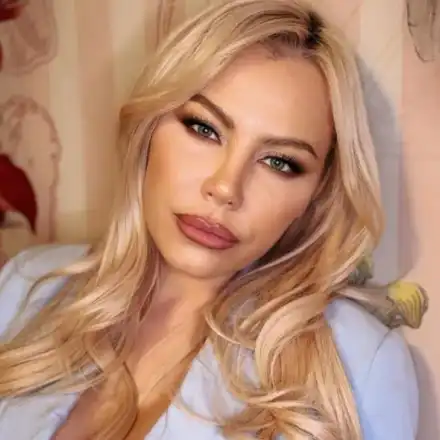 Камелия показа дома си с басейн