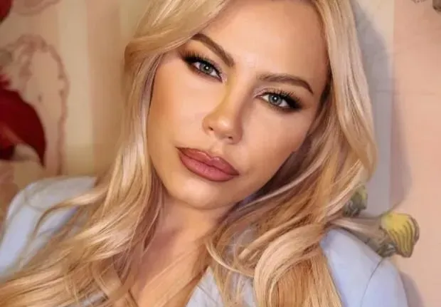 Камелия показа дома си с басейн