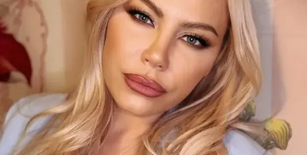 Камелия показа дома си с басейн