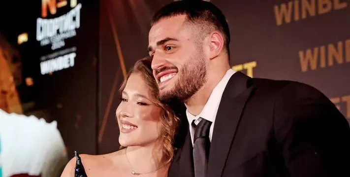 КАРЛОС БИ ШУТА НА МАГИ! Разгонени златотърсачки атакуват звяра на щангите с неприлични предложения (СНИМКИ)