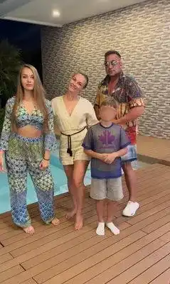 Коцето стресна дъщеря си: Тя пищи от ужас, той се смее!