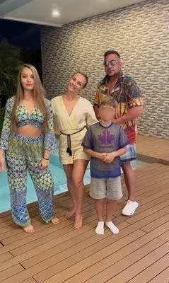 Коцето стресна дъщеря си: Тя пищи от ужас, той се смее!