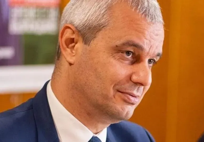 Копейкин върти любов с младата журналистка Флора Стратиева?