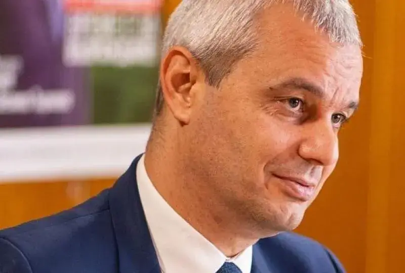 Копейкин върти любов с младата журналистка Флора Стратиева?