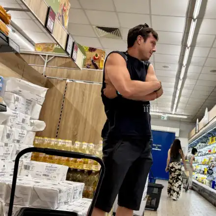 Корав и нацепен: Филип Буков изпоти женорята в хипермаркет (СНИМКИ)