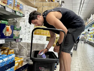 Корав и нацепен: Филип Буков изпоти женорята в хипермаркет (СНИМКИ)