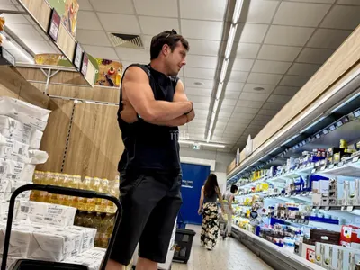 Корав и нацепен: Филип Буков изпоти женорята в хипермаркет (СНИМКИ)