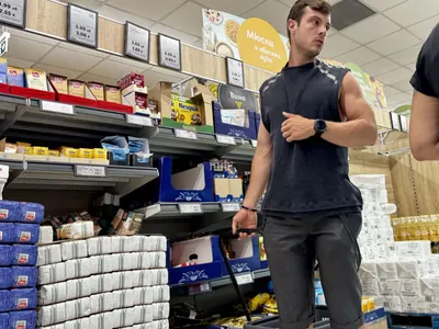 Корав и нацепен: Филип Буков изпоти женорята в хипермаркет (СНИМКИ)