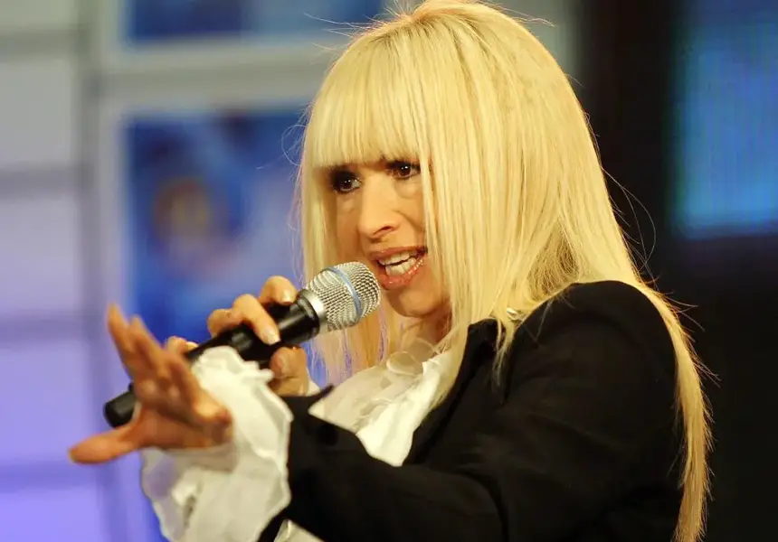 Лили откраднала най-пикантните си голи снимки