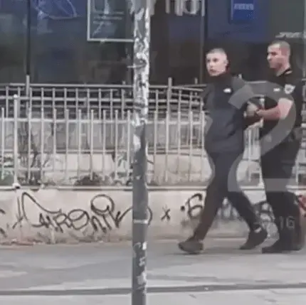 Локали нападнаха възрастна жена в центъра на София – двама арестувани, трима избягали (ВИДЕО)