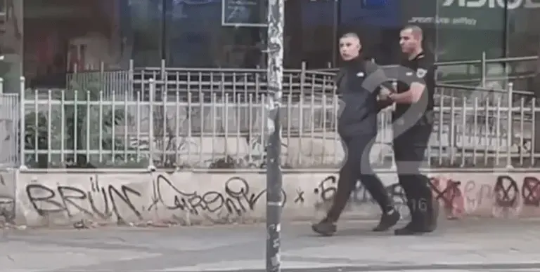 Локали нападнаха възрастна жена в центъра на София – двама арестувани, трима избягали (ВИДЕО)