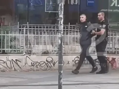 Локали нападнаха възрастна жена в центъра на София – двама арестувани, трима избягали (ВИДЕО)