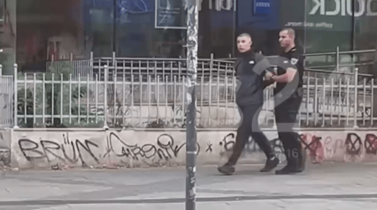 Локали нападнаха възрастна жена в центъра на София – двама арестувани, трима избягали (ВИДЕО)