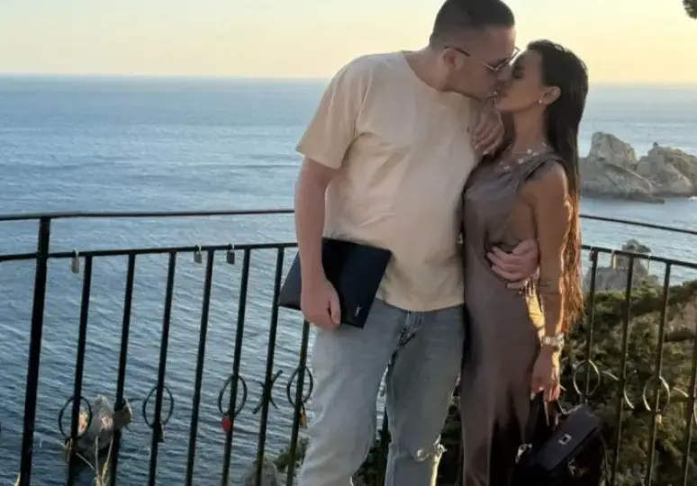 Мара Отварачката ИЗКУКА: Вижте къде си татуира името на младия Теодор! (яко я тресе хормонът - СНИМКИ)