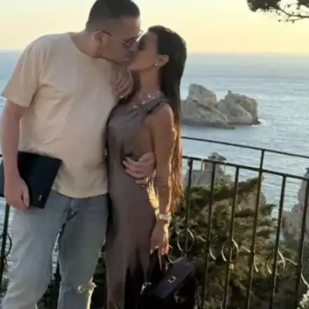 Мара Отварачката ИЗКУКА: Вижте къде си татуира името на младия Теодор! (яко я тресе хормонът - СНИМКИ)