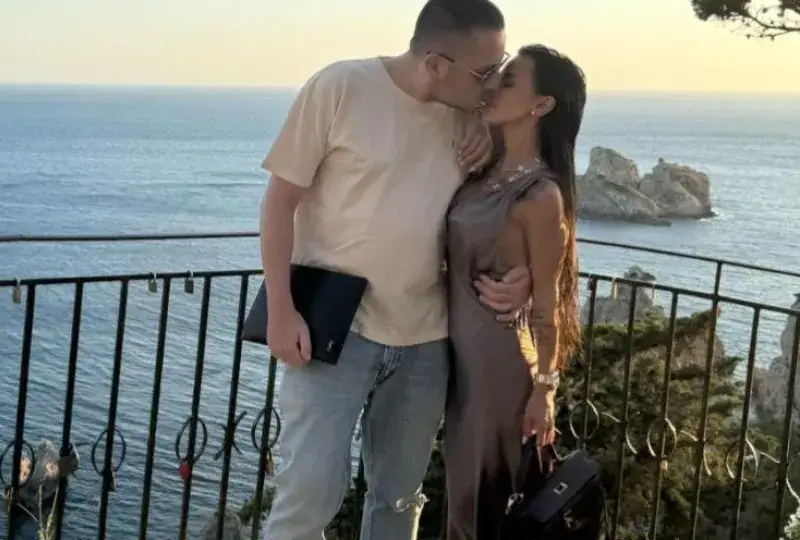 Мара Отварачката ИЗКУКА: Вижте къде си татуира името на младия Теодор! (яко я тресе хормонът - СНИМКИ)