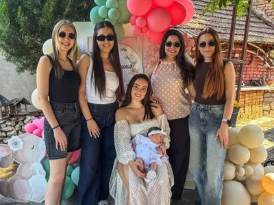 Марина от "Островът на 100-те гривни" с погача за щерката