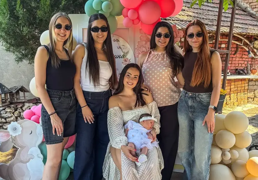 Марина от "Островът на 100-те гривни" с погача за щерката