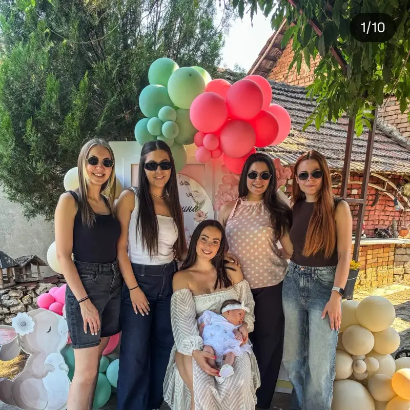 Марина от "Островът на 100-те гривни" с погача за щерката