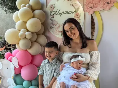 Марина от "Островът на 100-те гривни" с погача за щерката