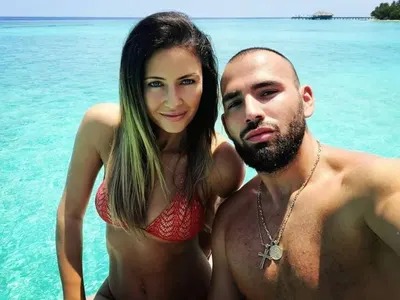 Месечков и жена му се карат на плажа