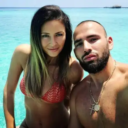 Месечков и жена му се карат на плажа