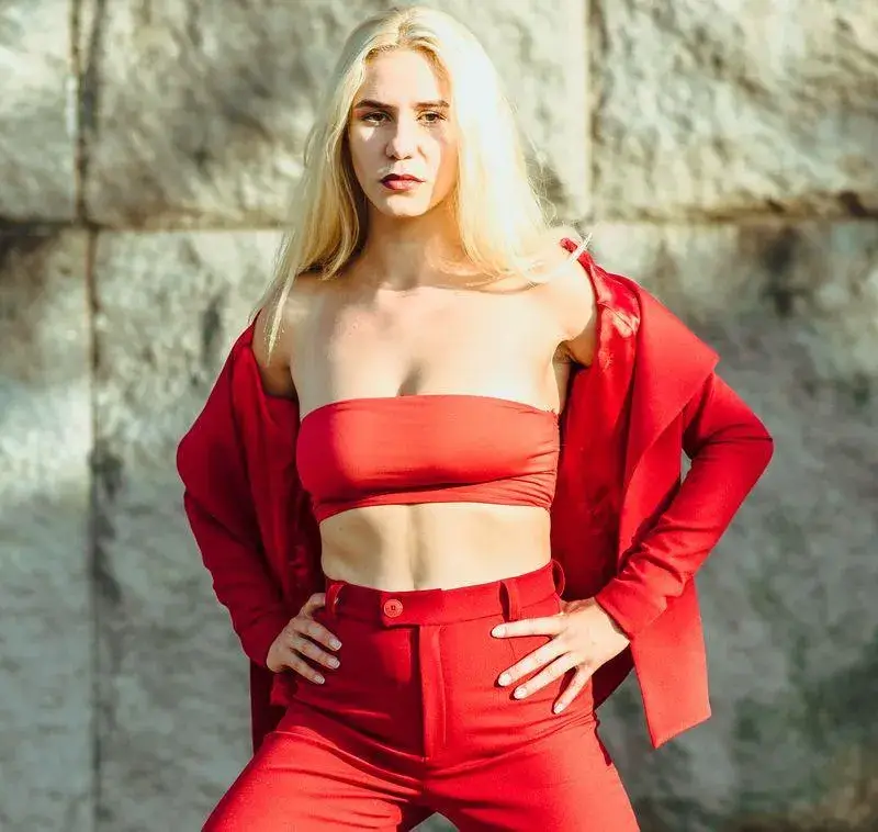 Мила Роберт на косъм от катастрофа заради спукана гума