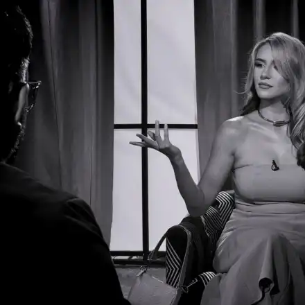 Мила Роберт заголи  деколте за изповед