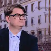 Министър Бачев тръгна на козметични процедури при жена си