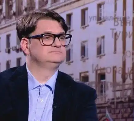 Министър Бачев тръгна на козметични процедури при жена си