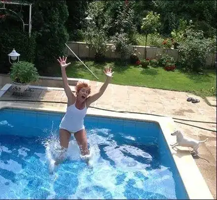 Млади мъже "облизват" басейна на Катето