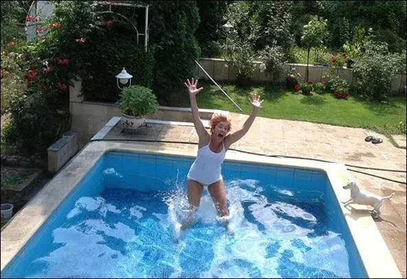 Млади мъже "облизват" басейна на Катето