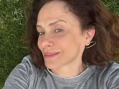 На 63: Хубавото Наде се излегна на тревата и показа чистак нов опънат фейс! (СНИМКИ преди и сега)