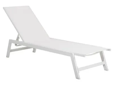 Не просто шезлонг, а твоят летен трон: Supermebeli.bg с топ предложения за сезона