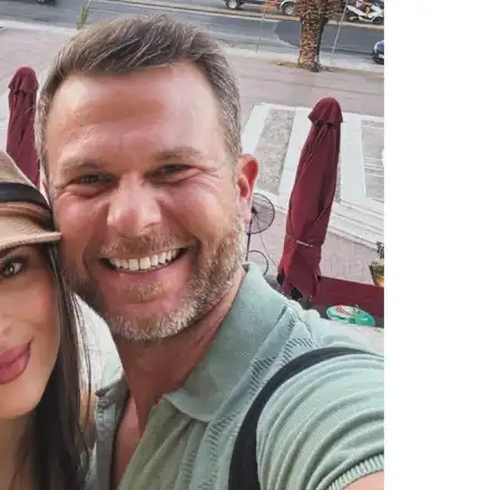 Ненчо Балабанов пие узо на Лесбос