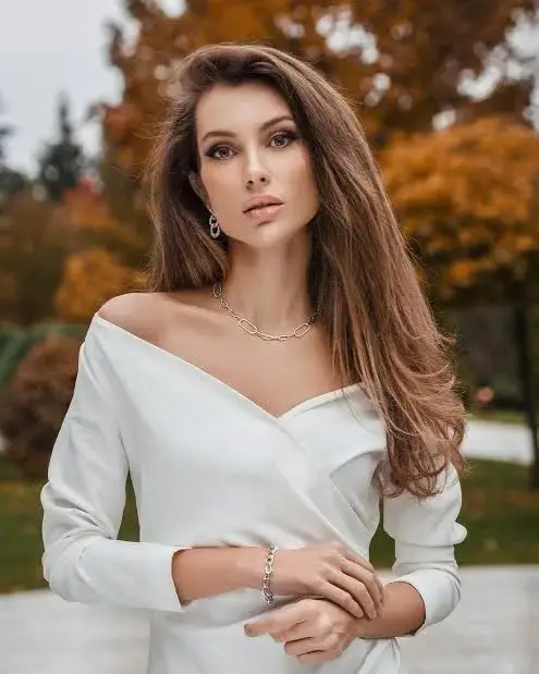 Никол Станкулова на море в приятна компания