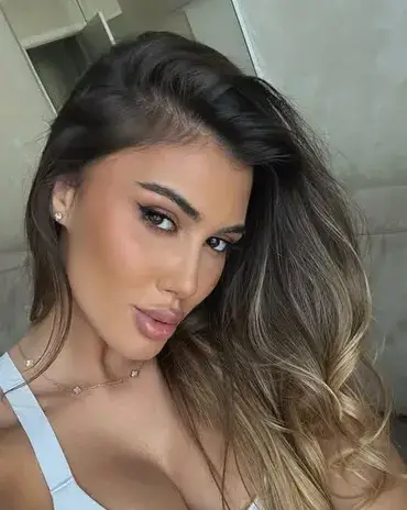 Новият любовник на Йоана  от „Ергенът” я закичи  с колие за 20 бона