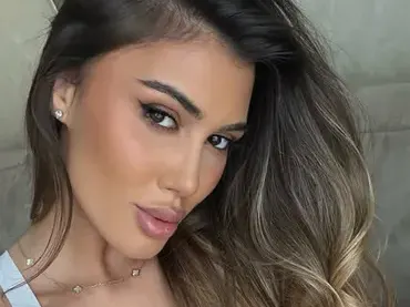 Новият любовник на Йоана  от „Ергенът” я закичи  с колие за 20 бона