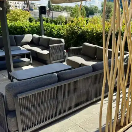 Новият оазис за бизнес елита впечатлява с луксозни градински мебели от SuperMebeli.bg