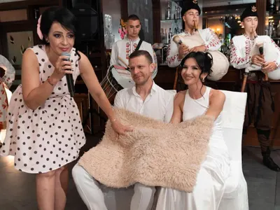 Певицата Роси Пейчева омъжи щерката с огромна буца в гърлото (Снимки)