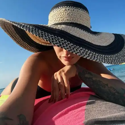 Поли Генова шармантна на плажа