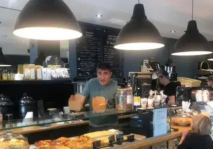 Професори пропищяха от купоните на Башар Рахал в центъра на София, умирисал целия вход на шкембе и мекици