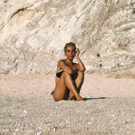 Радина Кърджилова трупа тен на “диамантения остров”