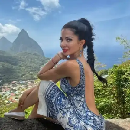 Райна пръска сексапил на Карибите