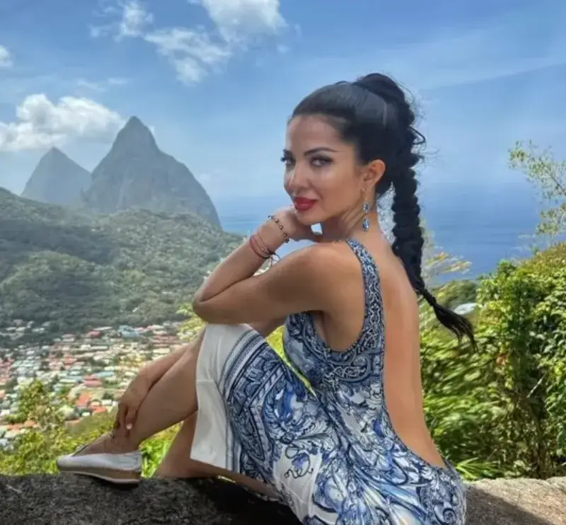 Райна пръска сексапил на Карибите