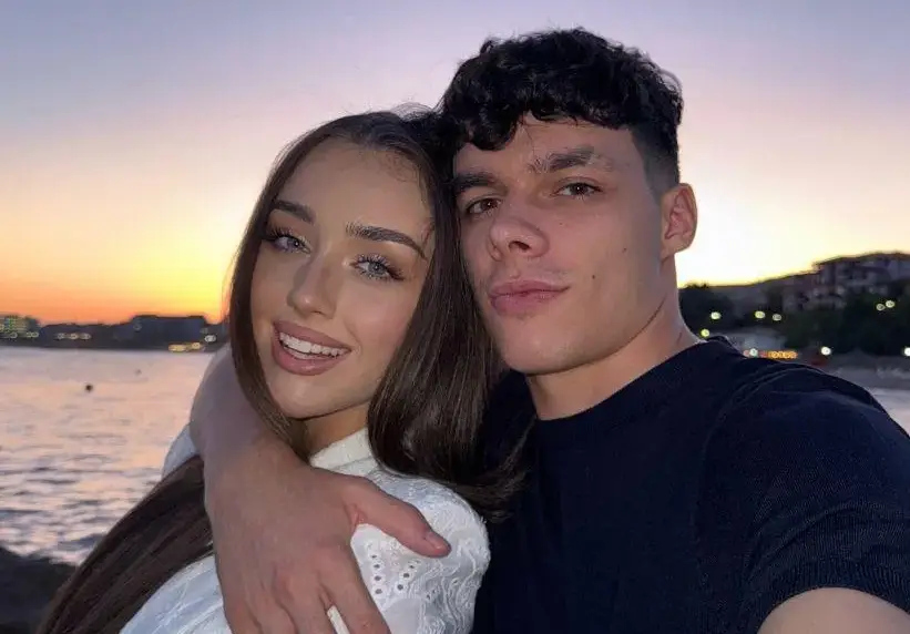 Разжалваната Мис България Кравец се натиска с гаджето на плажа (СНИМКИ)